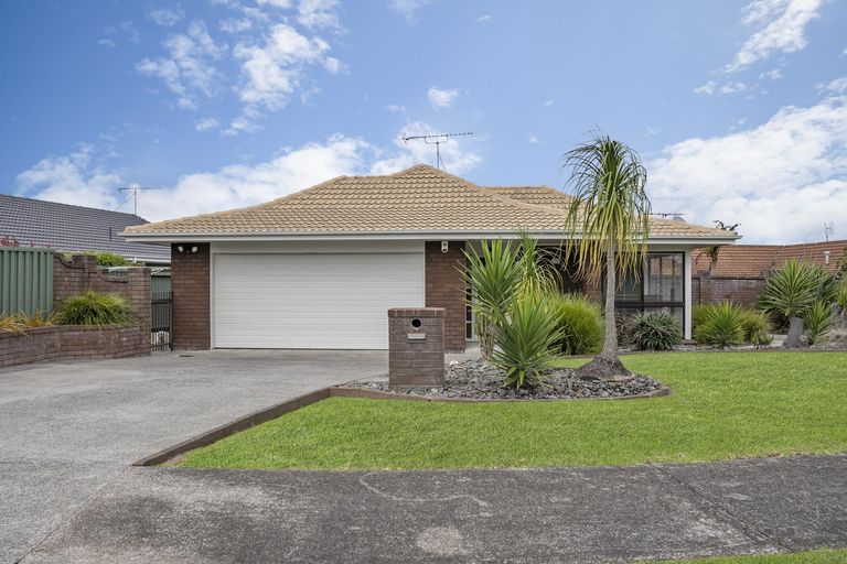 Photo of property in 2/10 Pinewood Grove, Botany Downs, Auckland, 2010