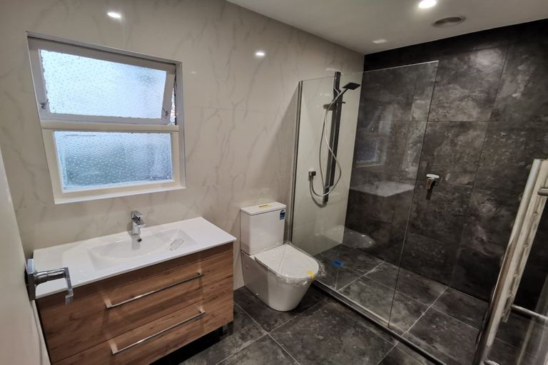 Photo of property in 2/7a Corrella Road, Belmont, Auckland, 0622