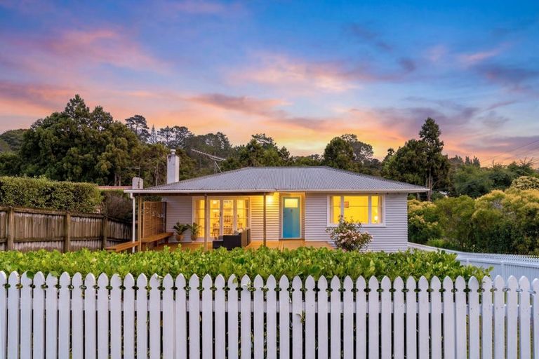 Photo of property in 52 Woodside Road, Massey, Auckland, 0614