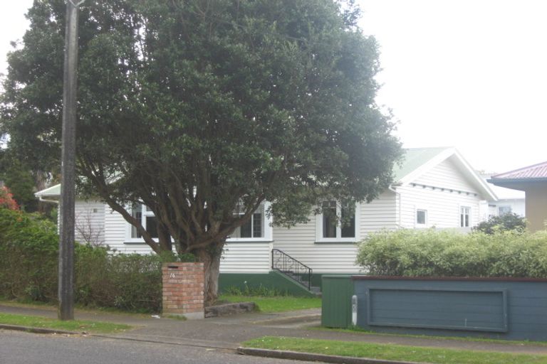 Photo of property in 16 Gladstone Road, New Plymouth, 4310