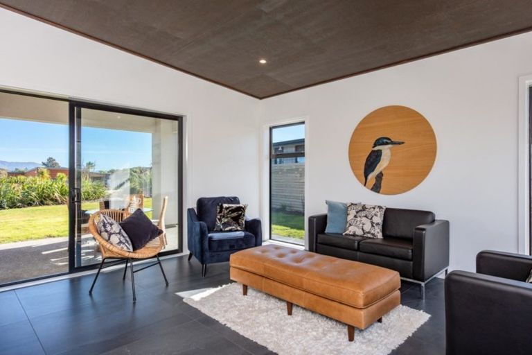 Photo of property in 7 Te Heke Place, Waikanae, 5036