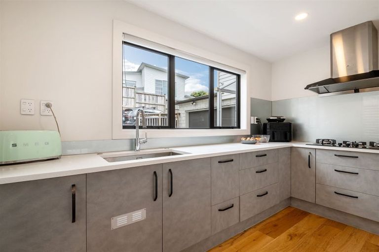 Photo of property in 10a Aberdeen Road, Campbells Bay, Auckland, 0620