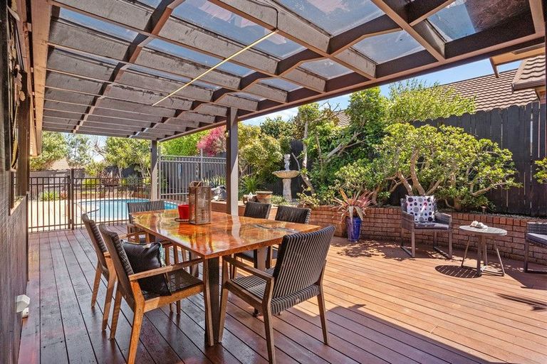 Photo of property in 10 St Simon Place, Botany Downs, Auckland, 2010