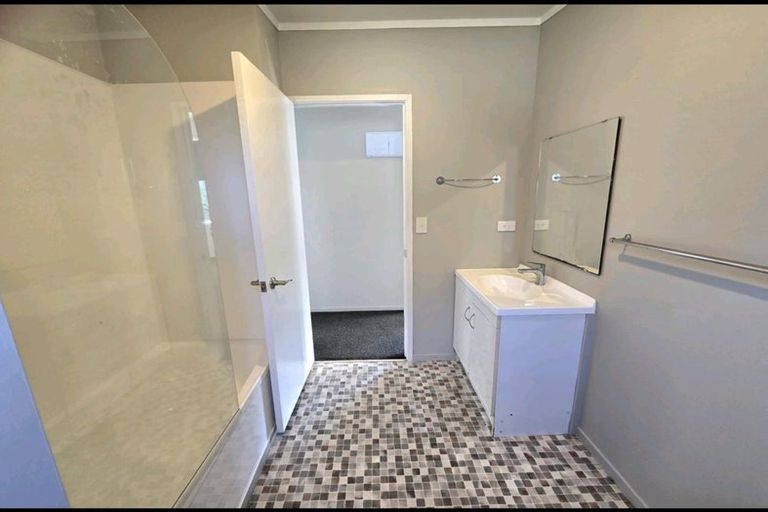 Photo of property in 5 Clayburn Road, Glen Eden, Auckland, 0602