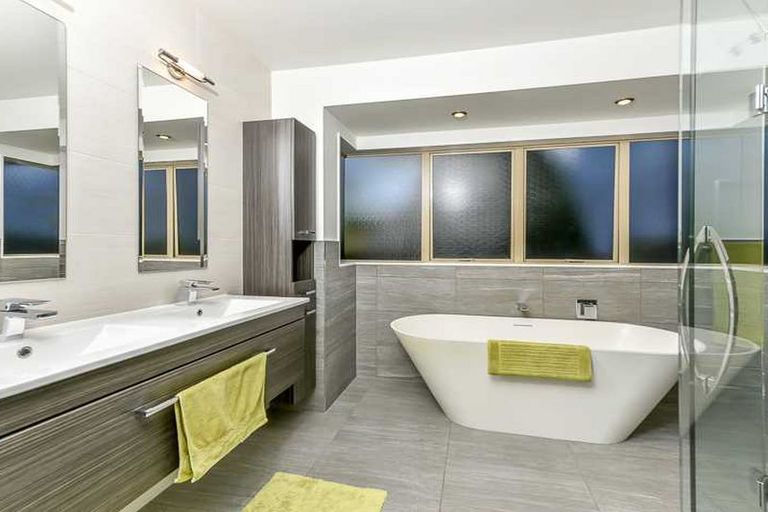 Photo of property in 7 Mistral Place, West Harbour, Auckland, 0618