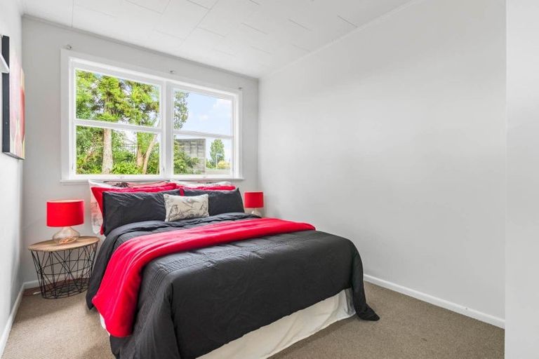 Photo of property in 559 Glenfield Road, Glenfield, Auckland, 0629