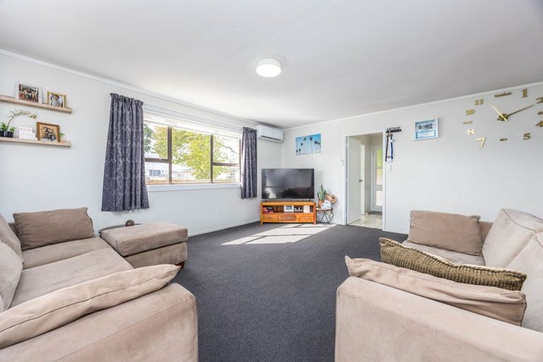Photo of property in 381 Roscommon Road, Clendon Park, Auckland, 2103
