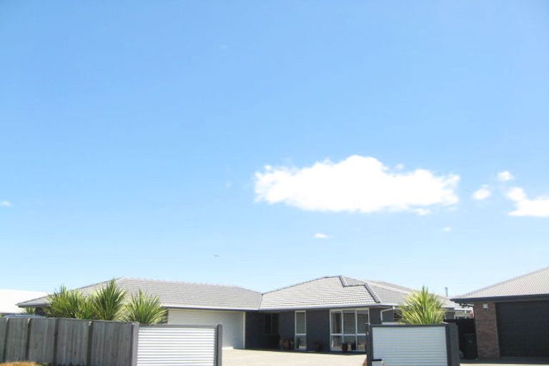 Photo of property in 10 Vaughan Way, Redwood, Christchurch, 8051