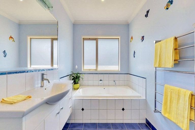 Photo of property in 63 Loch Views Road, Acacia Bay, Taupo, 3385