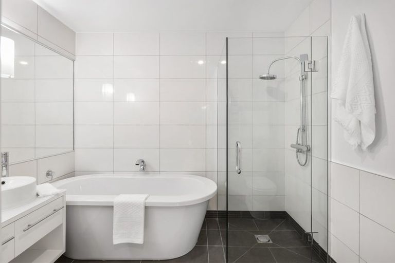 Photo of property in 1/25 Thane Road, Roseneath, Wellington, 6011