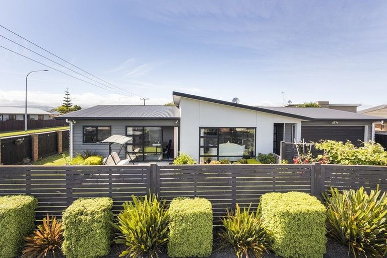 Photo of property in 1 Angelina Way, Kelvin Grove, Palmerston North, 4414