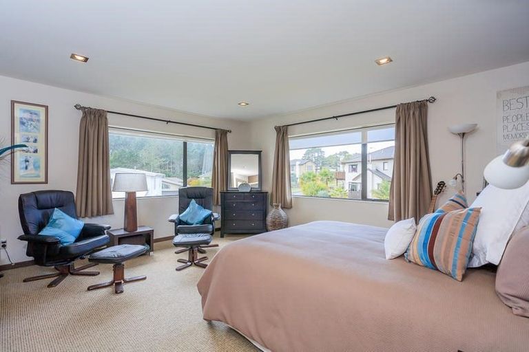Photo of property in 52 Newbury Place, Schnapper Rock, Auckland, 0632