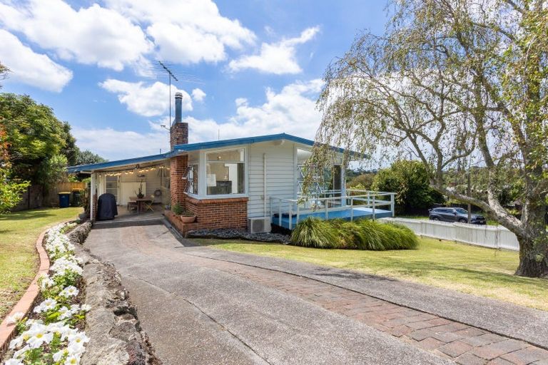 Photo of property in 18 Deuxberry Avenue, Northcote, Auckland, 0627