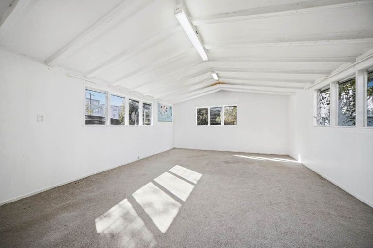 Photo of property in 194 Chivalry Road, Glenfield, Auckland, 0629
