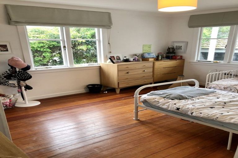 Photo of property in 77 Queen Street, Northcote Point, Auckland, 0627