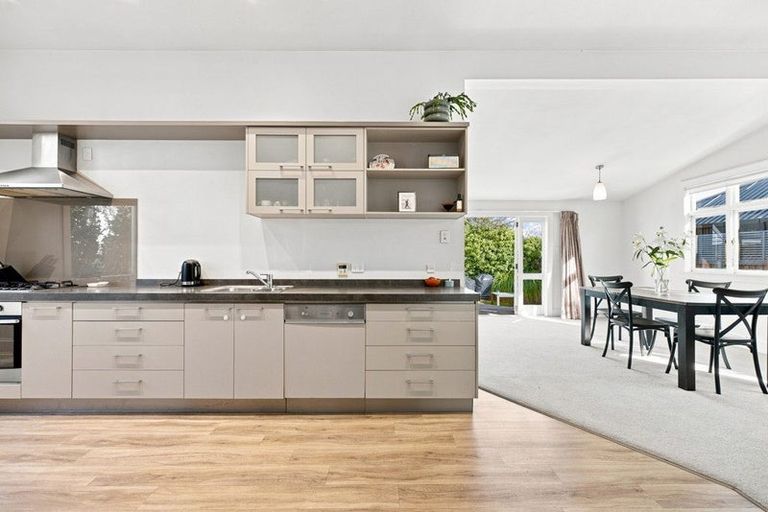 Photo of property in 124 Edward Avenue, Edgeware, Christchurch, 8013