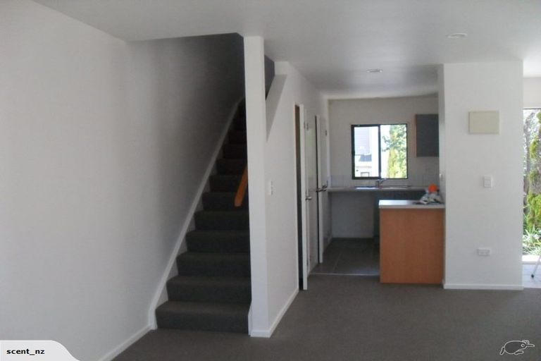 Photo of property in 9/6 John Jennings Drive, Oteha, Auckland, 0632