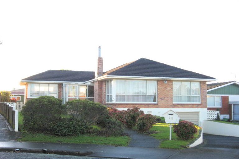 Photo of property in 15 Brouder Place, Hillpark, Auckland, 2102