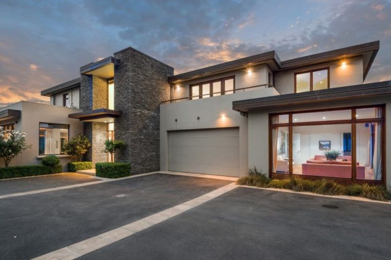 Photo of property in 118 Straven Road, Fendalton, Christchurch, 8014