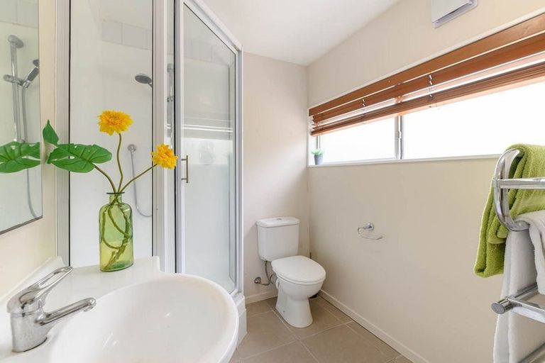 Photo of property in 6 Anchor Place, Beach Haven, Auckland, 0626