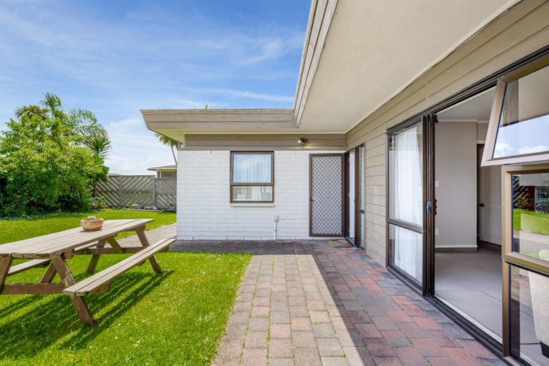 Photo of property in 1/262 Don Buck Road, Massey, Auckland, 0614