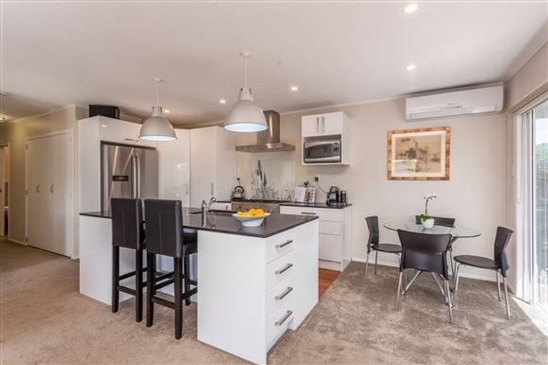 Photo of property in 15 Cajero Place, Green Bay, Auckland, 0604