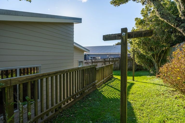 Photo of property in 6b Warrington Grove, Newlands, Wellington, 6037