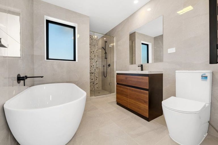Photo of property in 76a Ennis Avenue, Pakuranga Heights, Auckland, 2010