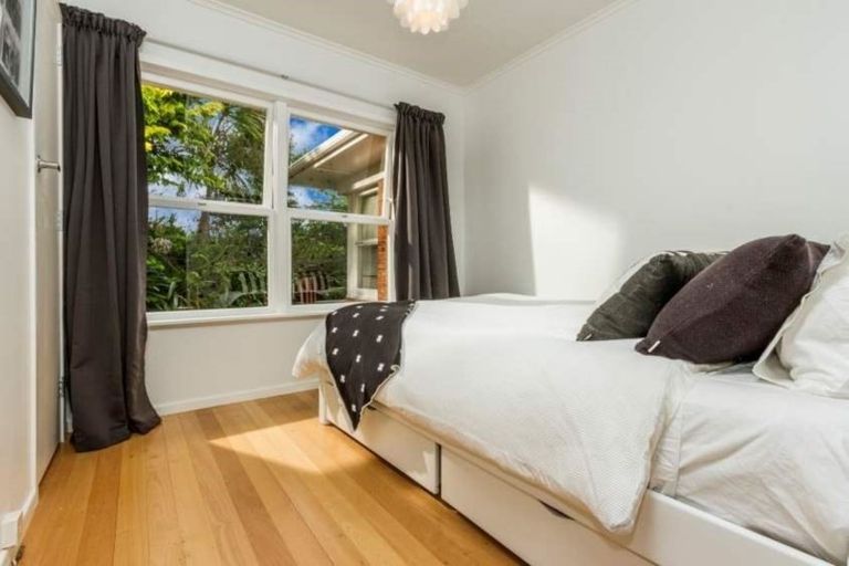 Photo of property in 2/1 Hythe Terrace, Mairangi Bay, Auckland, 0630