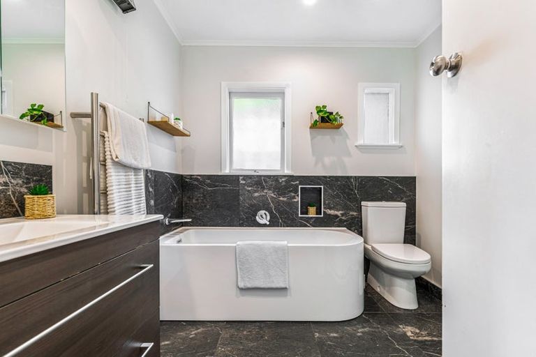 Photo of property in 16 Gloria Avenue, Te Atatu Peninsula, Auckland, 0610