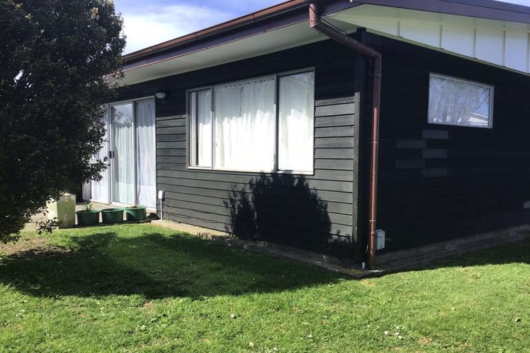 Photo of property in 27a-b Cheyne Walk, Newlands, Wellington, 6037