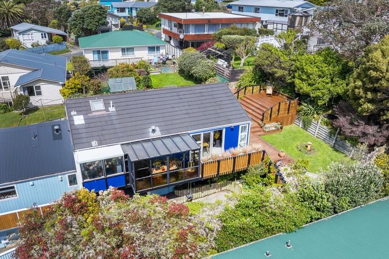 Photo of property in 2/11 Mervyn Place, Plimmerton, Porirua, 5026