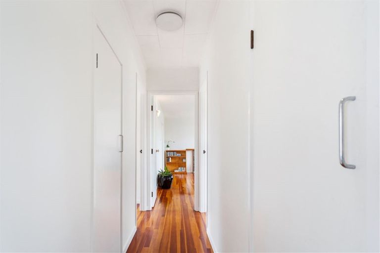 Photo of property in 3 Temuri Place, Glendene, Auckland, 0602