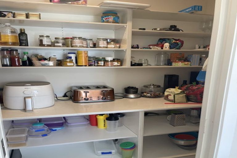 Photo of property in 18 Larmer Drive, Kumeu, 0810