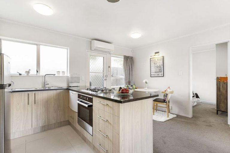 Photo of property in 2/94 Lynwood Road, New Lynn, Auckland, 0600