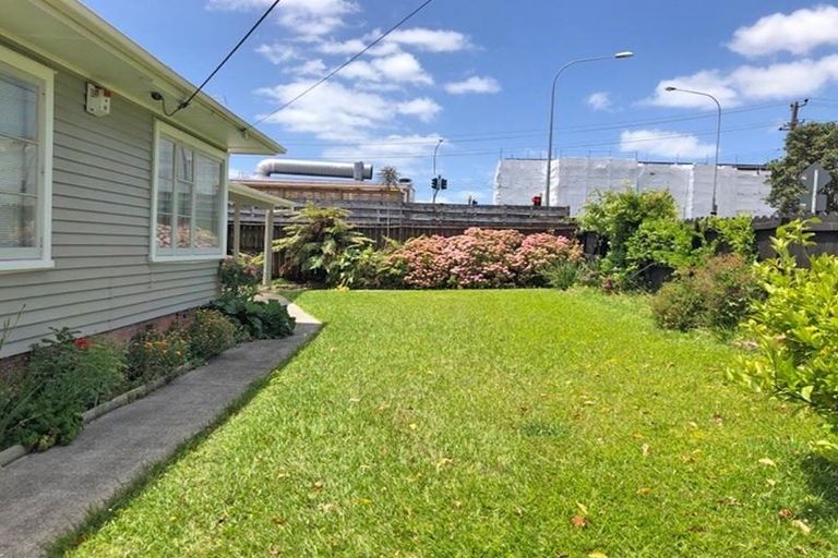Photo of property in 60 Brandon Road, Glen Eden, Auckland, 0602
