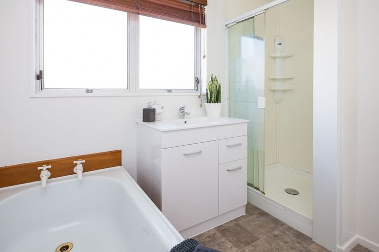 Photo of property in 17 Abraham Crescent, Milson, Palmerston North, 4414