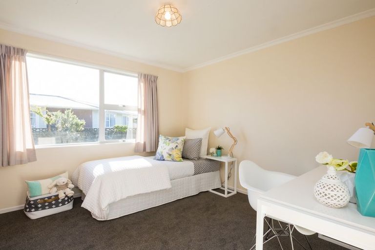 Photo of property in 17 Abraham Crescent, Milson, Palmerston North, 4414