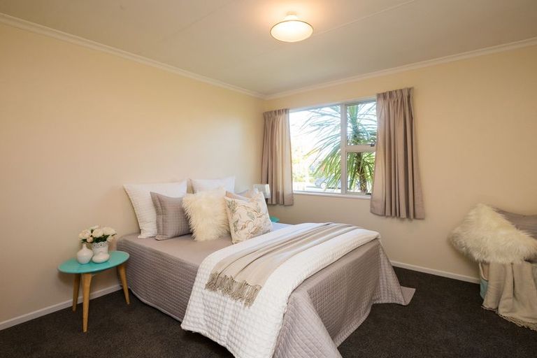 Photo of property in 17 Abraham Crescent, Milson, Palmerston North, 4414