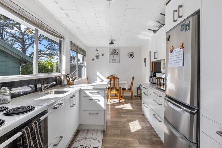 Photo of property in 46 Easton Park Parade, Glenfield, Auckland, 0629