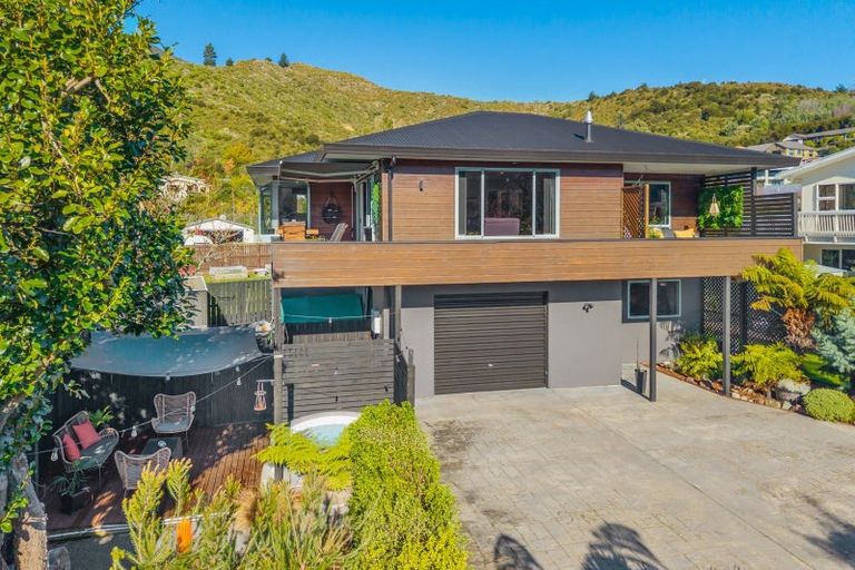 Photo of property in 90 Moana View Road, Waikawa, Picton, 7220