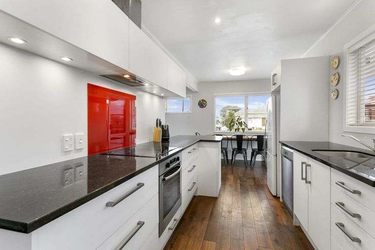 Photo of property in 5 Tauhara Street, Green Bay, Auckland, 0604