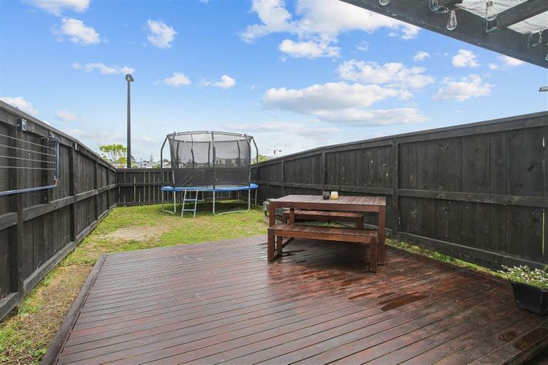 Photo of property in 8b Lumbarda Drive, Kumeu, 0810