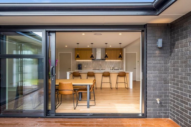 Photo of property in 27 Coutts Way, Fitzherbert, Palmerston North, 4410