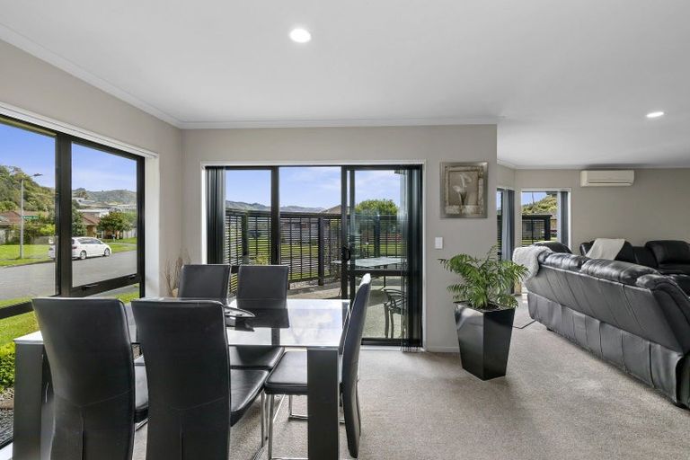Photo of property in 15 Aragon Grove, Kingsley Heights, Upper Hutt, 5018