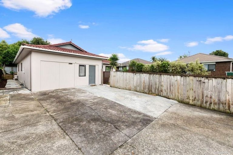 Photo of property in 32 Trojan Crescent, New Lynn, Auckland, 0600