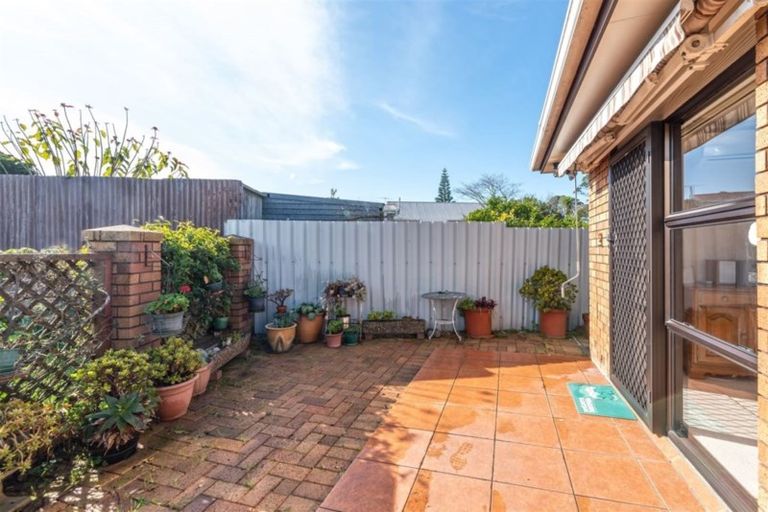 Photo of property in 2 Bosnyak Drive, Te Atatu South, Auckland, 0610