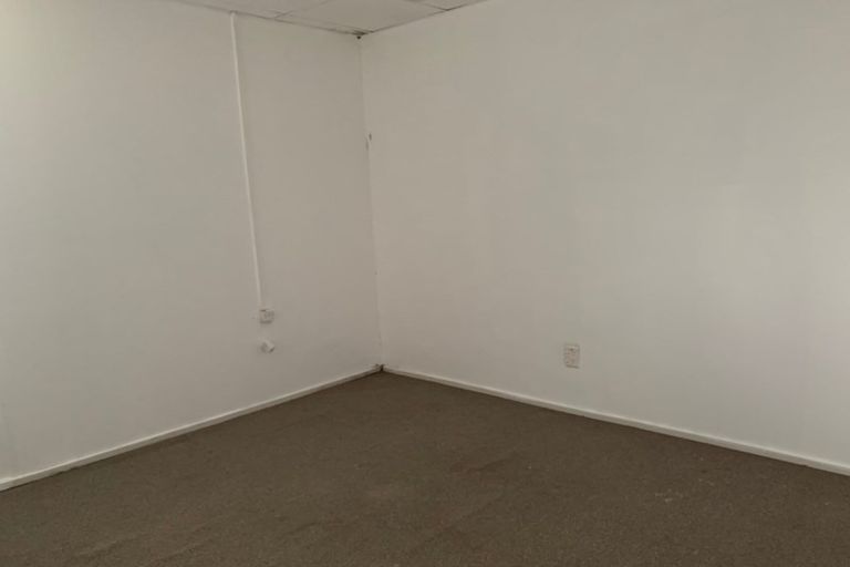 Photo of property in 9/80 Bruce Mclaren Road, Henderson, Auckland, 0612