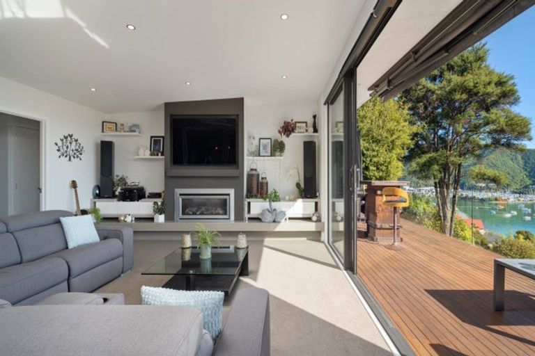 Photo of property in 27 Amelia Crescent, Waikawa, Picton, 7220