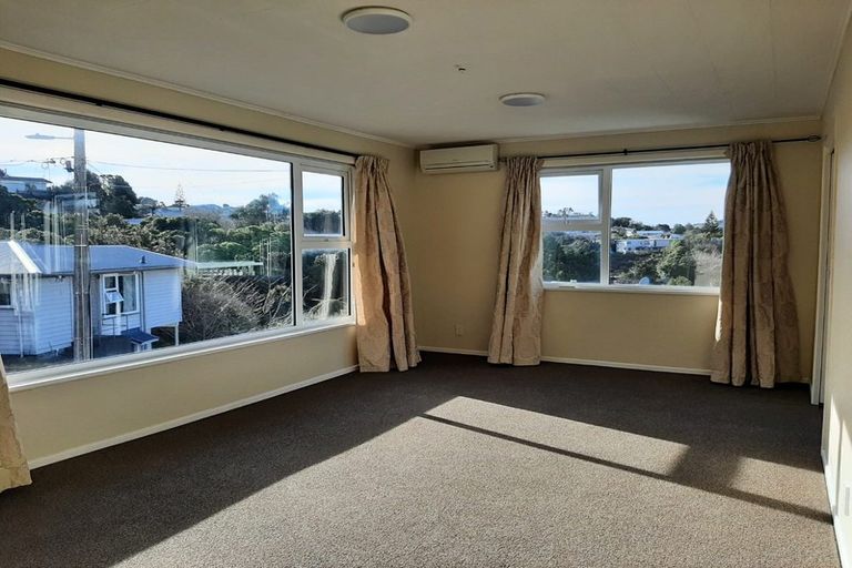 Photo of property in 6 Blandford Way, Newlands, Wellington, 6037